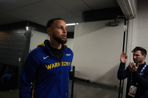 Stephen Curry limping off court with knee pain during Warriors vs Pistons game